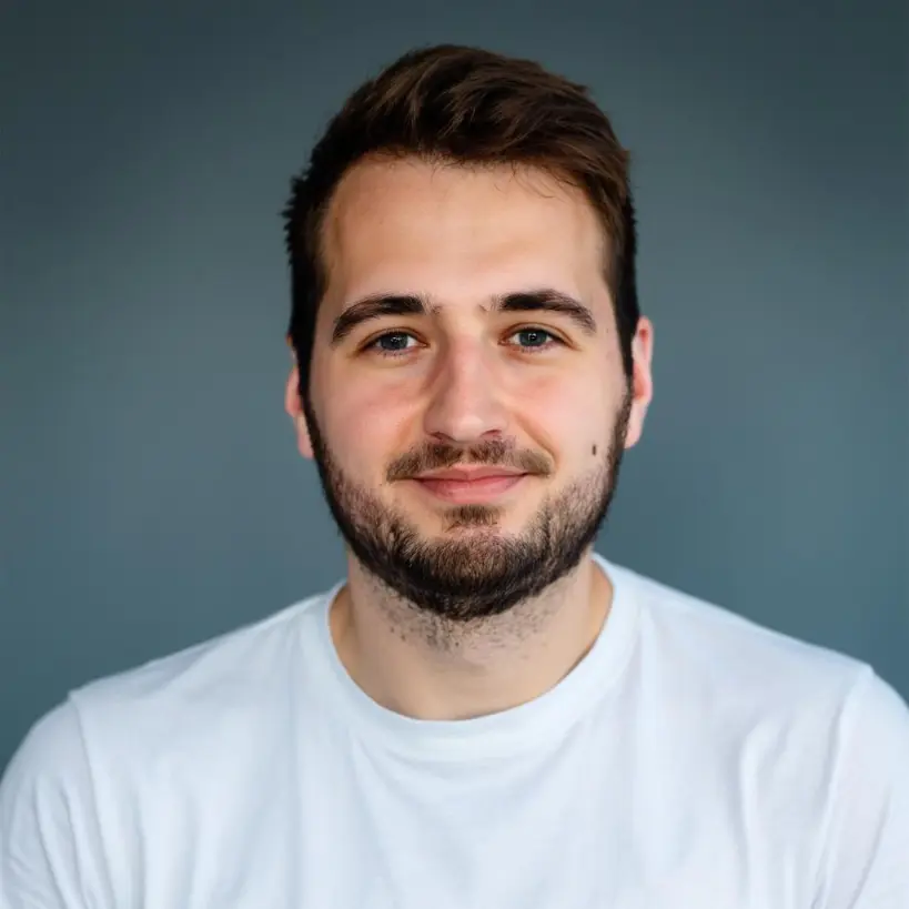 Porträtfoto von Lukas Wünnemann